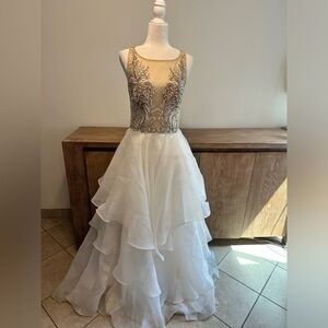 Stunning wedding dress, dirty on bottom